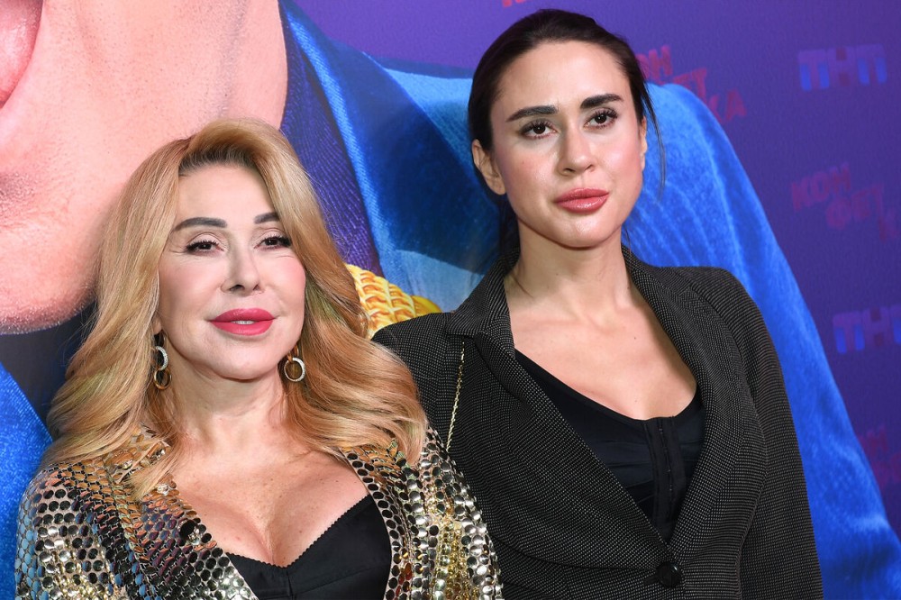 Məşhur müğənninin itkin qızı anasının yanına qayıdıb